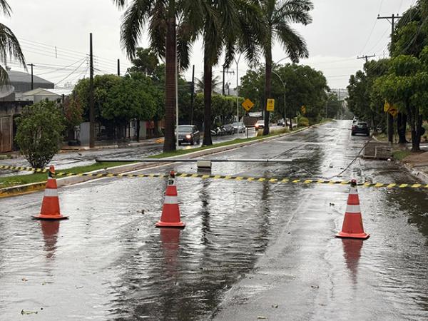 Sorriso: Temporal abre cratera, derruba radar e provoca alagamentos