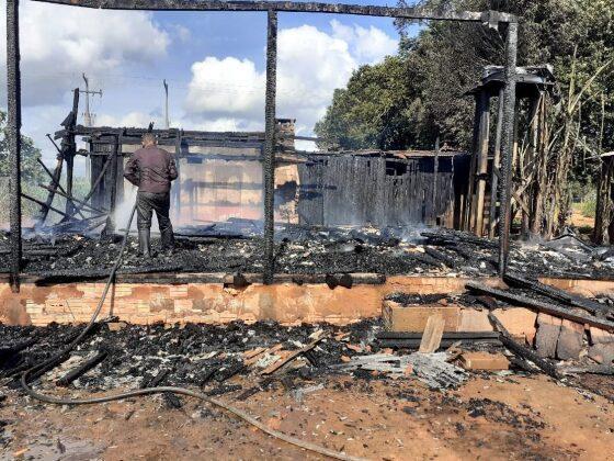 Casas pegam fogo com crianças dentro em MT