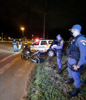 Suspeito é preso após dispensar objeto e cair de moto em perseguição