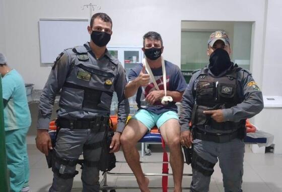 Policiais militares resgatam caminhoneiro de carreta em chamas