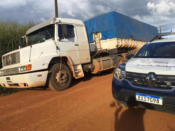  Carreta é recuperada, sem carga, após bandidos perseguirem veículo, renderem motorista e atirarem