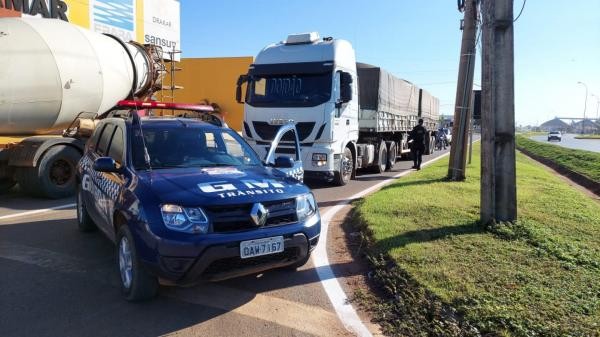 Sorriso: carretas são flagradas em manobras proibidas no viaduto da BR-163