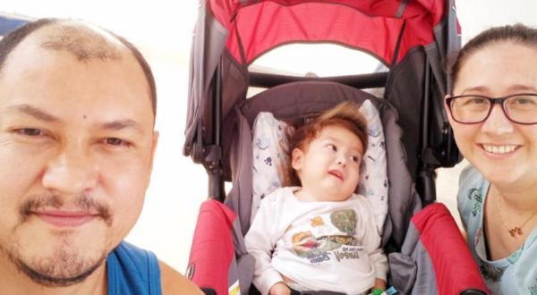 Sem o uso do respirador, Valentim faz seu primeiro passeio ao ar livre