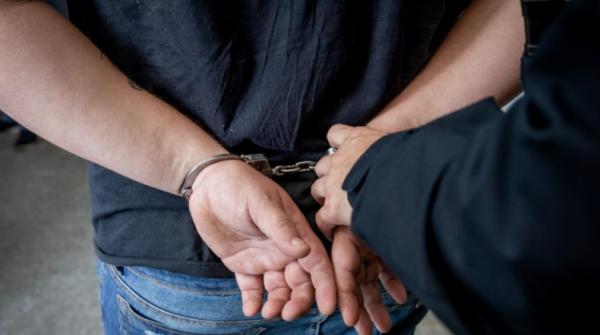 Servidor é preso com vacinas após participar de festa em boate