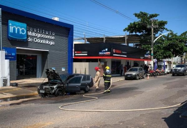 Motorista sai de carro segundos antes pegar fogo em MT