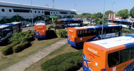 Kalil entrega 10 novos ônibus adaptados para integrar com BRT