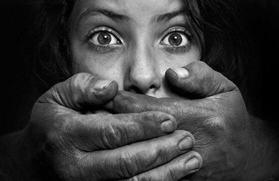 Namorado tranca jovem em casa e espanca com cabo de vassoura