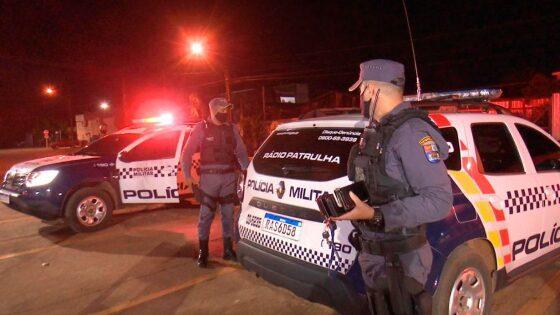 Criminosos sequestram mulher e trocam tiros com a PM; um é preso