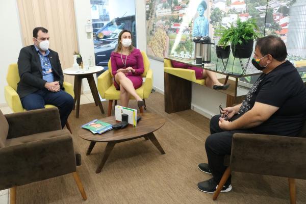 Damiani se reúne com representantes da Caixa Econômica que anunciam melhorias na agência de Sorriso