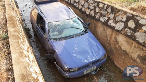 Homem desmaia após carro cair em vala em Sorriso