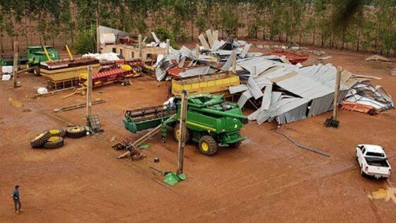 Temporal destrói barracão e arranca árvores de fazenda em MT