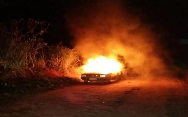 MT: Mulher fica ferida e motorista morre carbonizado em carro incendiado em estrada rural