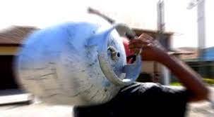 Sorriso: Homem de bicicleta carregando panelas e botijão é preso após furtá-los de residência 