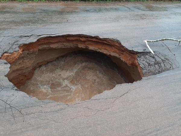 Chuvas causam cratera na MT- 423 entre Sinop e Cl&aacute;udia