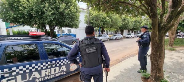 Sorriso: GM flagra menores chegando em escola pilotando motos e dirigindo carros