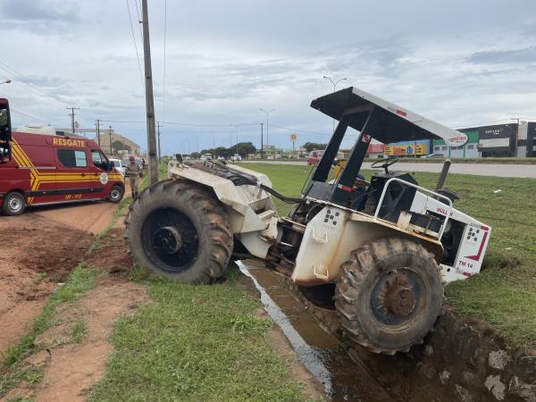 Sorriso: LIVE ABAM - Trator cai em vala ap&oacute;s pe&ccedil;a se quebrar; Motorista ficou ferido