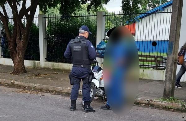 Sorriso: GM flagra menor chegando na escola M&aacute;rio Spinelli pilotando moto; Ve&iacute;culo foi recolhido