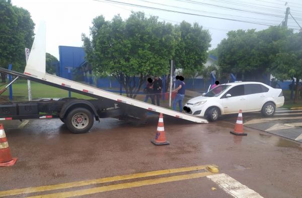 Sorriso: Carro atrasado e com pneus carecas &eacute; apreendido ap&oacute;s condutora se recusar a tirar carro de cima da faixa onde estava estacionado