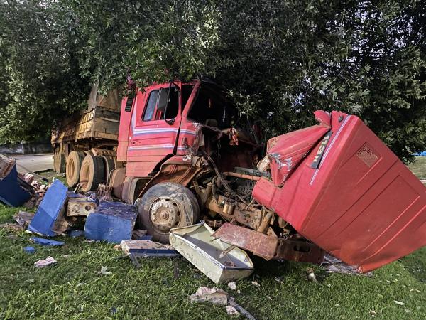 Sorriso: LIVE ABAM - Carreta derruba &aacute;rvore, mureta e poste no Bom Jesus