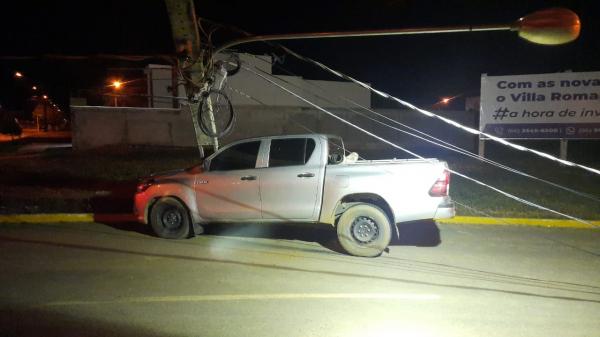  Sorriso: Hilux bate e derruba poste em rotat&oacute;ria e motorista &eacute; preso por embriaguez ao volante 