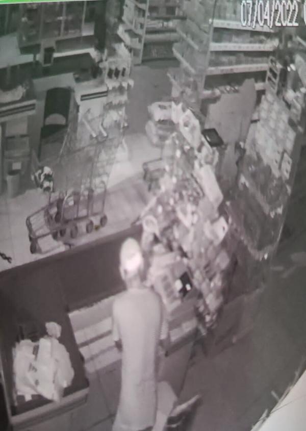 Nova Ubirat&atilde;: bandido invade mercado e furta celulares