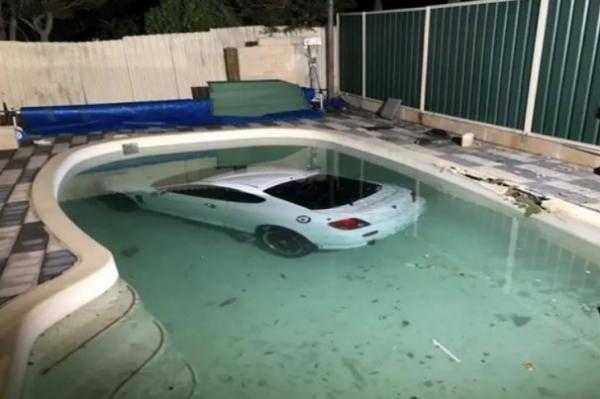 B&ecirc;bada e sem CNH, motorista joga carro na piscina do vizinho