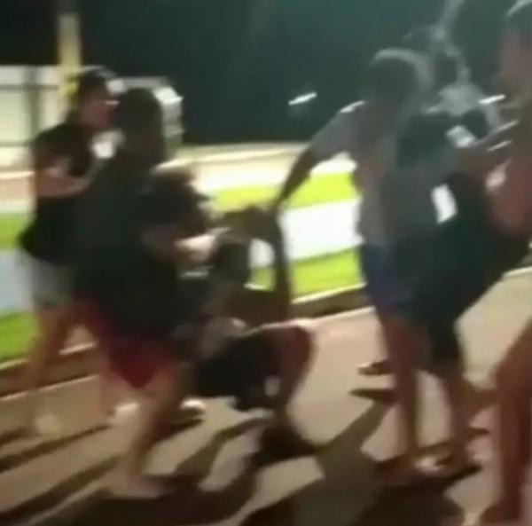 Prefeito briga na rua com morador, leva mata-le&atilde;o e &eacute; arrastado por desconhecido que tentava separ&aacute;-los 