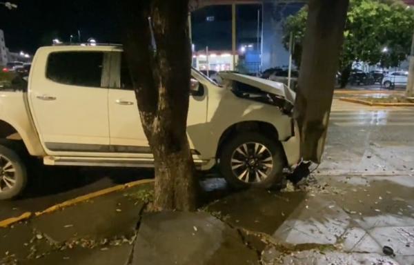  Sorriso: LIVE ABAM - Caminhonete arranca mais um poste na Tancredo Neves