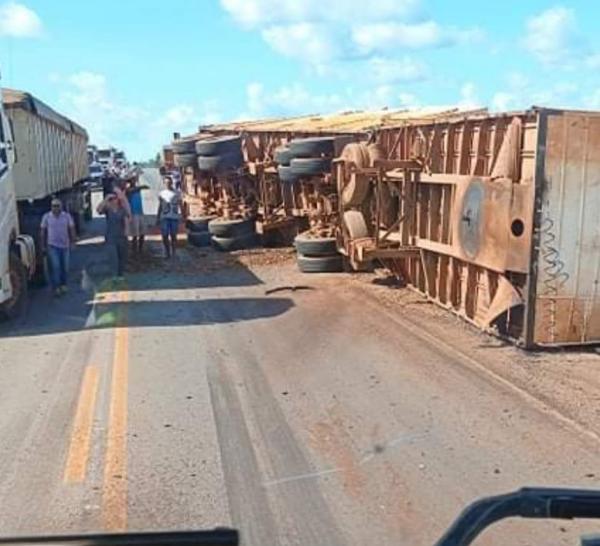 Sorriso: BR-163 fica interditada ap&oacute;s carreta tombar perto do Barreiro