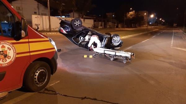 Sorriso: Carro capota e motorista b&ecirc;bado agride bombeiro que o socorria