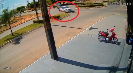 MT: Imagens impressionantes: motociclista &eacute; atingido por carro, "voa", gira no ar e sai andando
