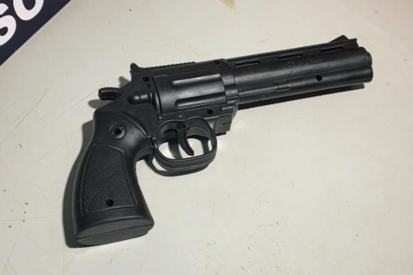 Sorriso: LIVE URBAN 66 - Alunos s&atilde;o apreendidos tentando entrar na Escola 13 de Maio com arma