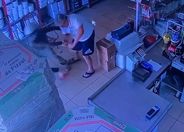 MT: Pai toma arma de assaltante para defender a filha durante roubo em supermercado