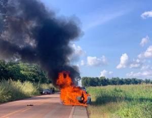 Claudia: Carro pega fogo e ocupantes saem ilesos