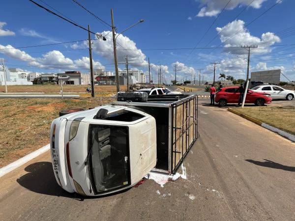 Sorriso: LIVE ABAM - Homem fica ferido ap&oacute;s caminh&atilde;o e Argo colidirem na rotat&oacute;ria da Brasil com No&ecirc;mia dal Molin