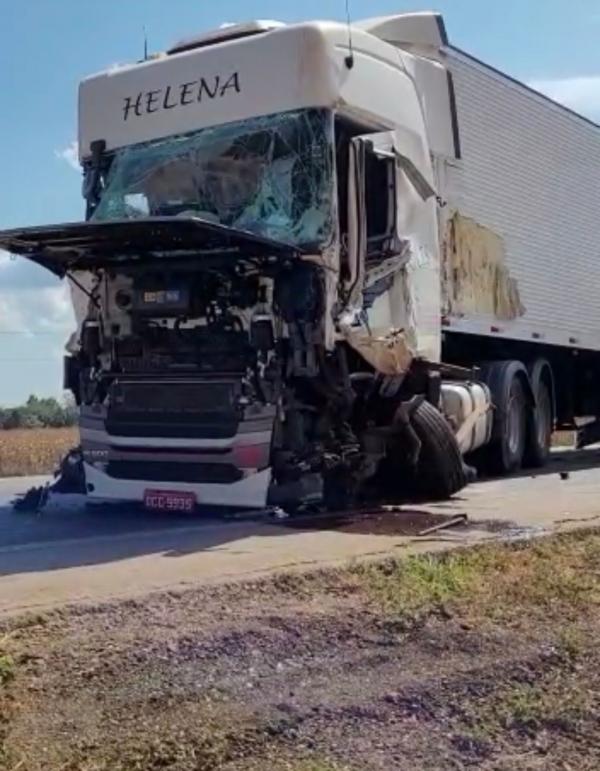 5 carretas se envolvem e grave acidente no km 800 da BR-163, onde aconteceu trag&eacute;dia com &ocirc;nibus da Itamarati