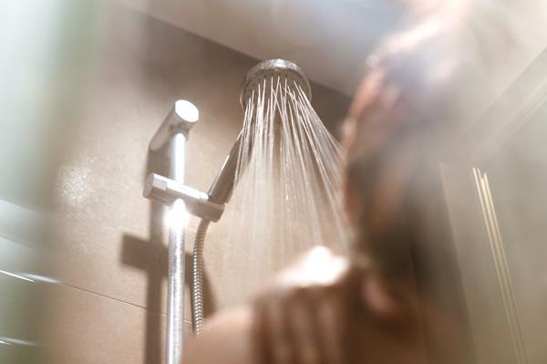 Sorriso: Mulher pula de moto para n&atilde;o ser morta pelo marido e diz que marido tentou mat&aacute;-la afogada embaixo do chuveiro