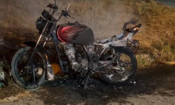 Sorriso: LIVE ABAM - Homem coloca fogo na pr&oacute;pria moto ap&oacute;s ela n&atilde;o pegar e deix&aacute;-lo a p&eacute;