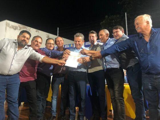 MT: Mauro se emociona ao receber pedido de 140 prefeitos para que concorra &agrave; reelei&ccedil;&atilde;o