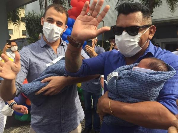 Casal gay realiza sonho da paternidade e agradece prima