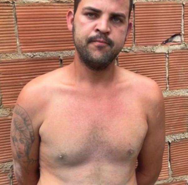 Bandido &eacute; preso ap&oacute;s furtar carro enquanto motorista desembarcava com o pai idoso nos bra&ccedil;os