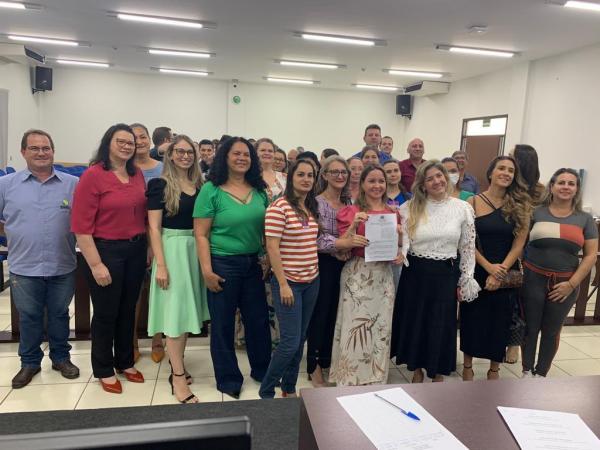 Vereadora Jane participa da assinatura da cria&ccedil;&atilde;o da Rede &Uacute;nica de Prote&ccedil;&atilde;o &agrave;s Crian&ccedil;as, Adolescentes e Mulheres