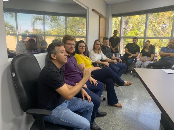 Vereador Celso Kozak acompanha assinatura de Ordem de Servi&ccedil;o da Escola Municipal Flor do Cerrado