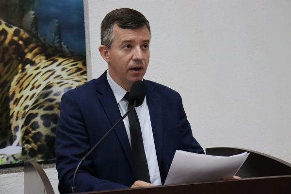 Vereador solicita implanta&ccedil;&atilde;o de ilumina&ccedil;&atilde;o em superpostes na extens&atilde;o da Avenida dos Imigrantes