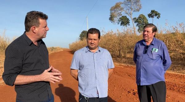 Sorriso: Prefeito acompanha andamento de obras no interior do munic&iacute;pio