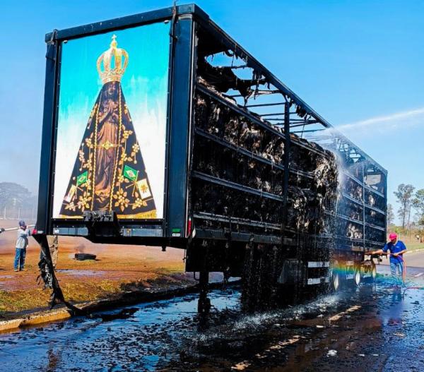 Imagem de Nossa Senhora fica intacta ap&oacute;s fogo destruir carreta de algod&atilde;o