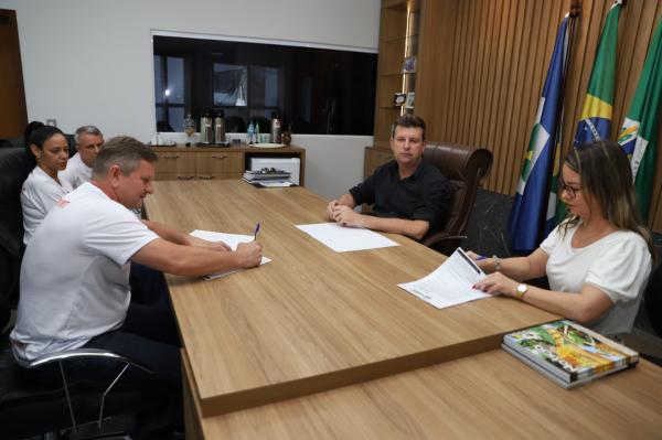 Prefeitura assina termo de colabora&ccedil;&atilde;o com a Associa&ccedil;&atilde;o Estudantil para oferta de cursos profissionalizantes