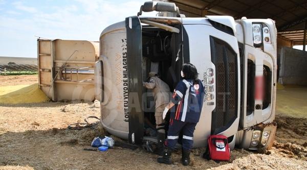 Carreta tomba com casal e filho que sa&iacute;ram de Sorriso para Rondon&oacute;polis; Mulher fraturou bacia e filho de 6 anos foi encaminhado para hospital infantil