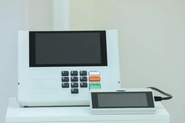 TSE pro&iacute;be eleitor de levar celular, mesmo desligado, para cabine de vota&ccedil;&atilde;o