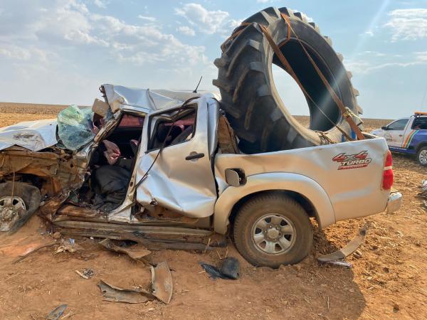 Sorriso: Carreta e Hilux batem de frente na MT-242